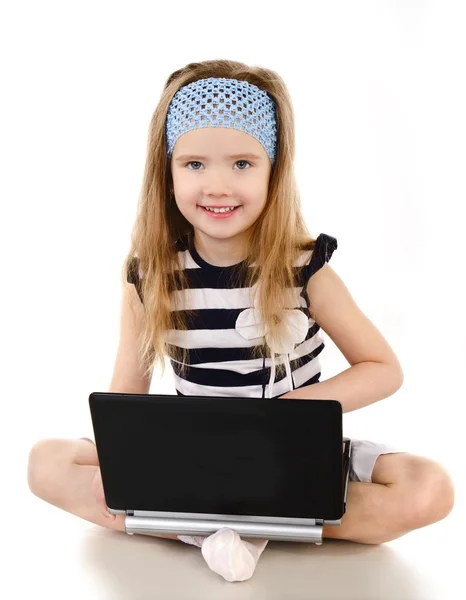 Lachende schattig klein meisje met laptop geïsoleerd — Stockfoto