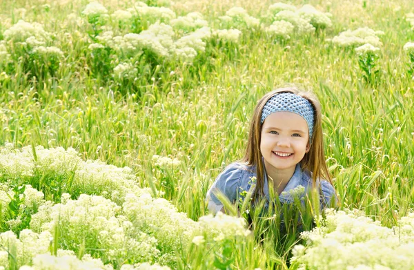 Happy smiling little girl on the meadow — Stock Photo, Image