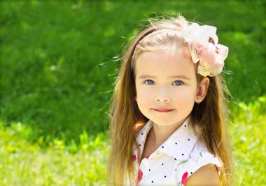 çayır üzerinde sevimli küçük kız