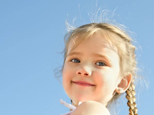 Glad liten tjej på strandsemester — Stockfoto