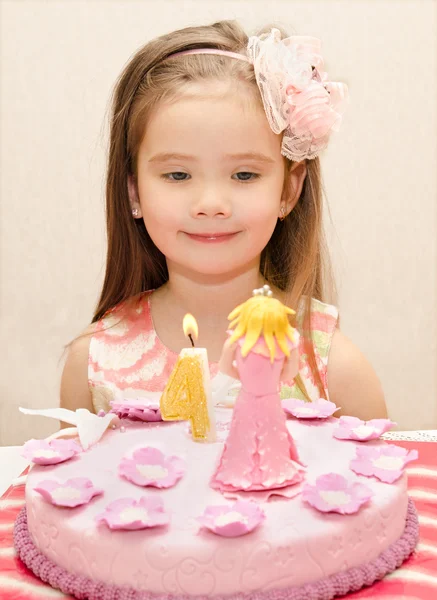 Portret dziewczynki i jej tort urodzinowy — Zdjęcie stockowe