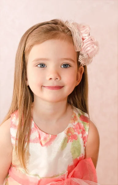 Retrato de linda niña sonriente —  Fotos de Stock