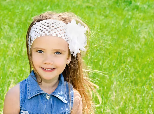 Portret van schattige lachende meisje op de weide — Stockfoto