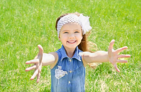 Potret manis tersenyum gadis kecil di padang rumput — Stok Foto