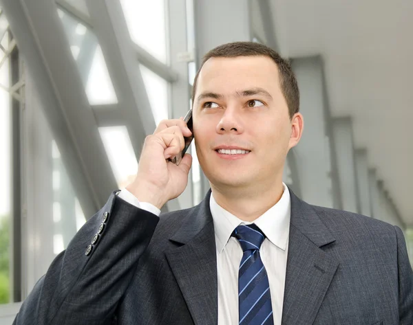 Porträtt av ung affärsman ringer per telefon — Stockfoto