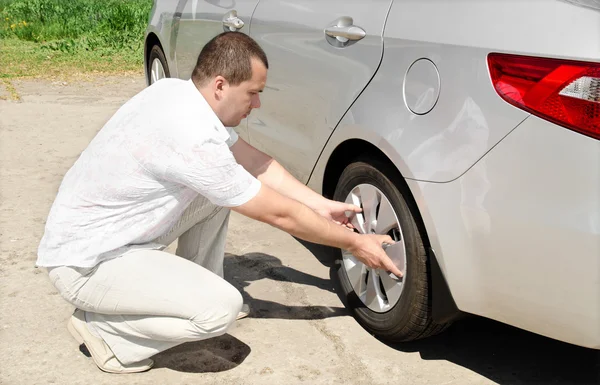 Car wheel defect man change puncture — Stock Photo, Image