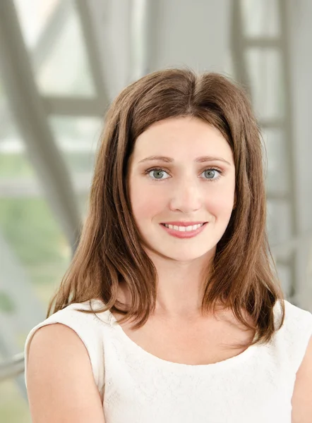 Portret van lachende mooie jonge zakenvrouw — Stockfoto