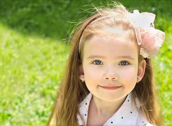 Schattig lachende klein meisje op de weide — Stockfoto