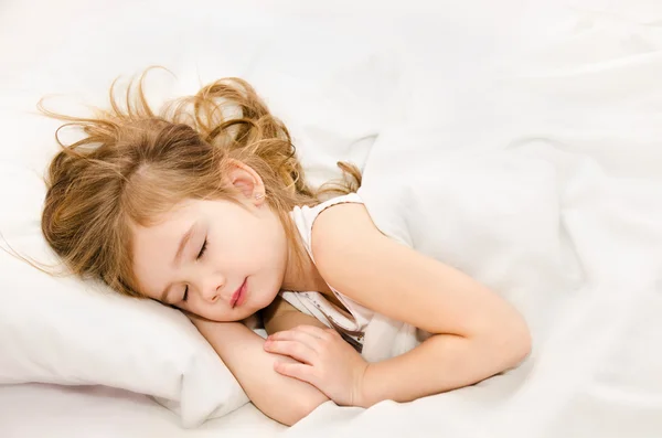 Menina dormir na cama — Fotografia de Stock