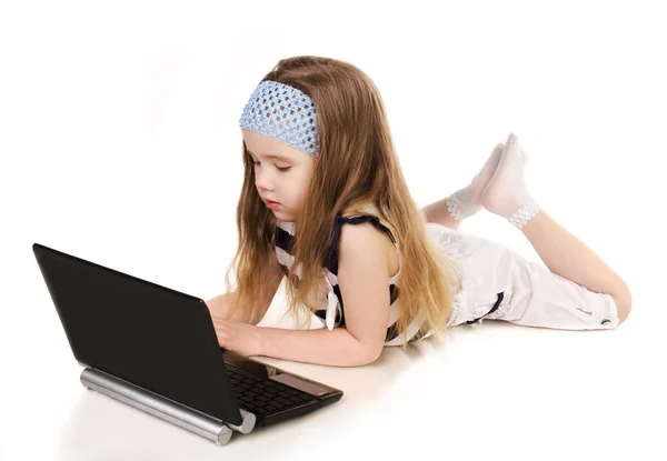 Schattig klein meisje met laptop geïsoleerd — Stockfoto