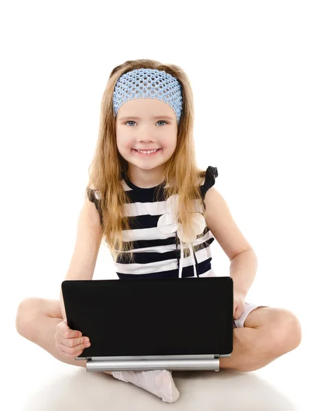Lachende schattig klein meisje met laptop geïsoleerd — Stockfoto