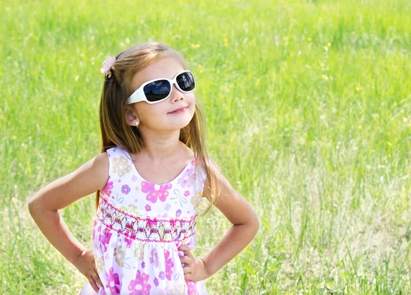 Bonita menina sorridente no prado — Fotografia de Stock