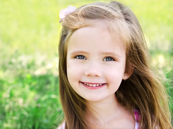 Carino sorridente bambina sul prato — Foto Stock