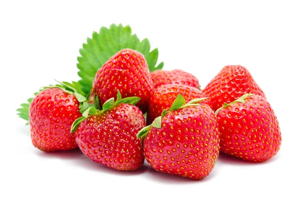 Rode strawberry whith blad geïsoleerd — Stockfoto