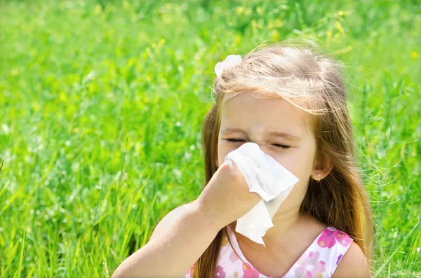 Klein meisje waait haar neus — Stockfoto