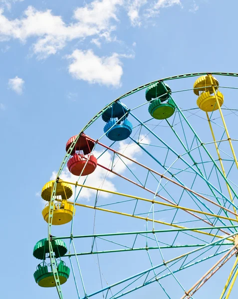 Grande roue avec cabines multicolores — Photo
