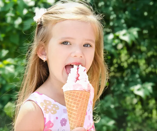 Vacker liten flicka äter glass — Stockfoto