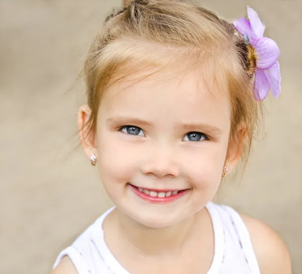Outdoor portrait of cute smiling little girl — Stock Photo, Image