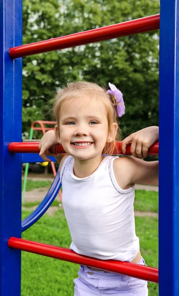 Küçük kız açık oyun alanı Ekipmanı — Stok fotoğraf