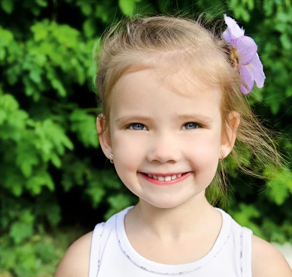 Portrait extérieur de mignonne petite fille souriante — Photo