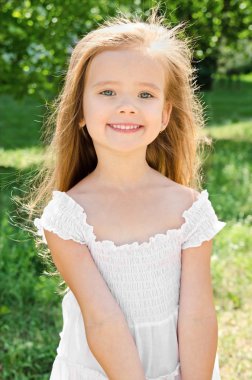 Açık sevimli gülümseyen küçük kız portresi