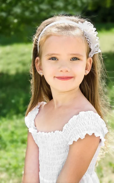 Retrato al aire libre de adorable niña sonriente —  Fotos de Stock