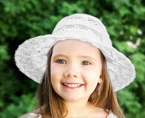 Ritratto di adorabile sorridente bambina in cappello bianco — Foto Stock