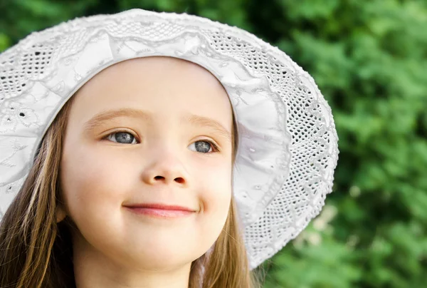 Retrato de adorável sorridente menina em chapéu branco — Fotografia de Stock