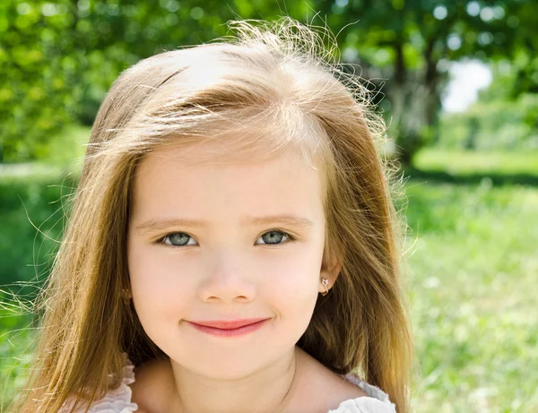 Outdoor Portret van schattige lachende meisje — Stockfoto