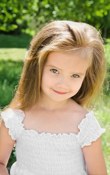 Outdoor portrait of adorable smiling little girl — Stock Photo, Image