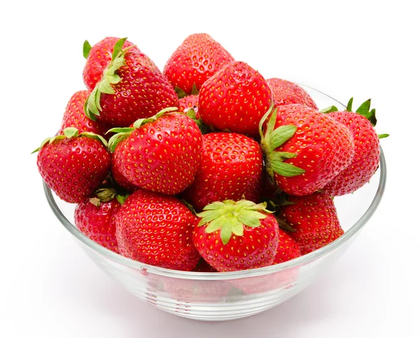 Mogen jordgubbe i skålen isolerad på vit — Stockfoto