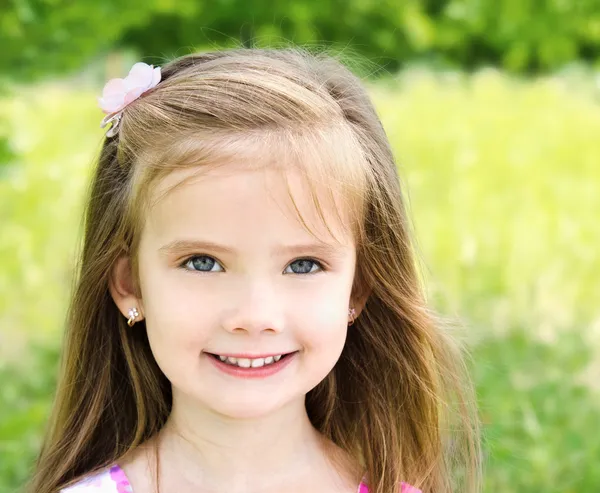 Bonita menina sorridente no prado — Fotografia de Stock