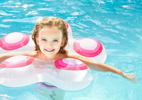 Красивая маленькая девочка в бассейне — стоковое фото
