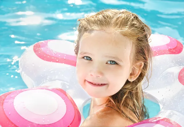 Mooi klein meisje in zwembad — Stockfoto