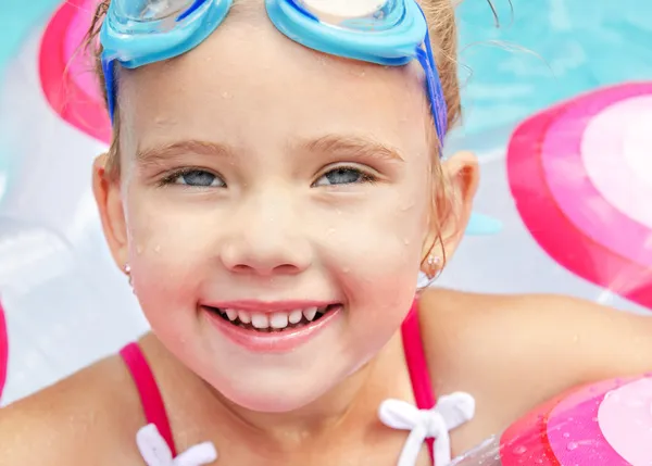 Pretty little girl in swimming pool — Stock Photo, Image