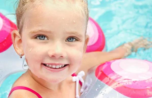 Mooi klein meisje in zwembad — Stockfoto