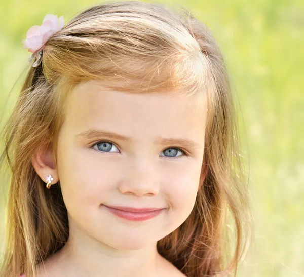 Retrato ao ar livre de adorável sorridente menina — Fotografia de Stock