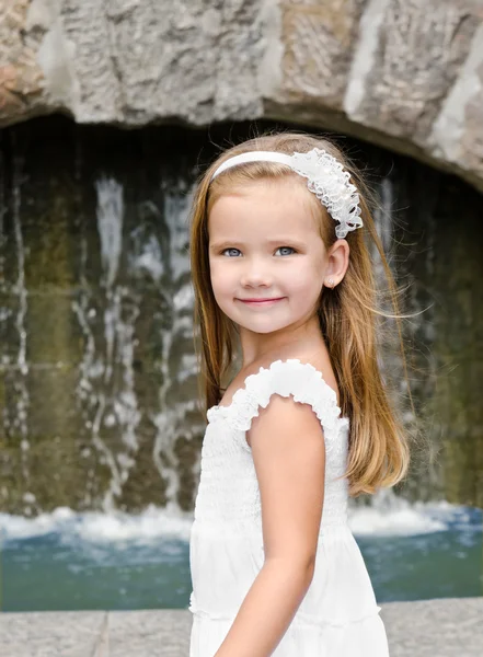 Outdoor portrait of adorable smiling little girl — Stock Photo, Image