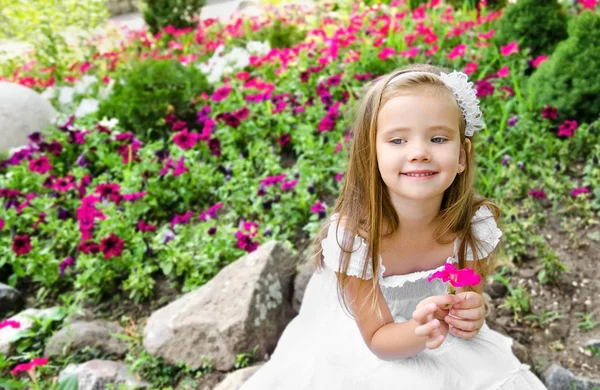 可爱的小女孩与花 — 图库照片
