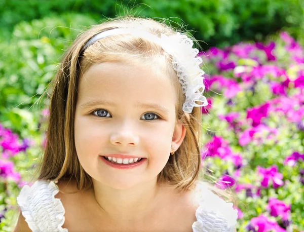 Retrato de menina adorável no parque — Fotografia de Stock