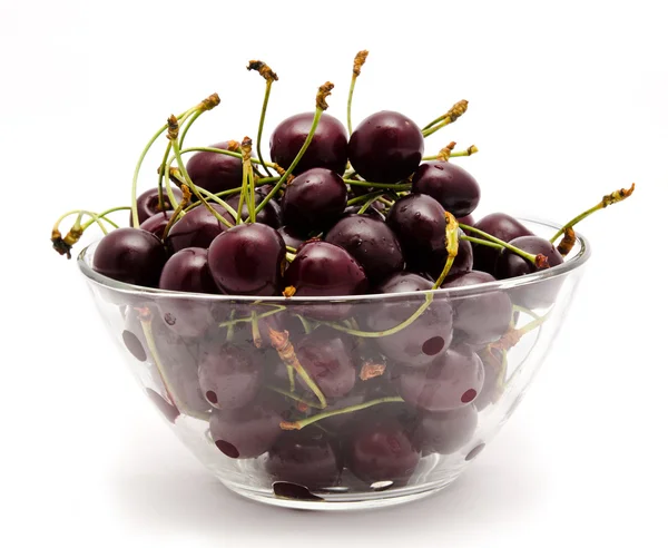 Uma tigela de vidro cheia de cerejas doces isoladas — Fotografia de Stock