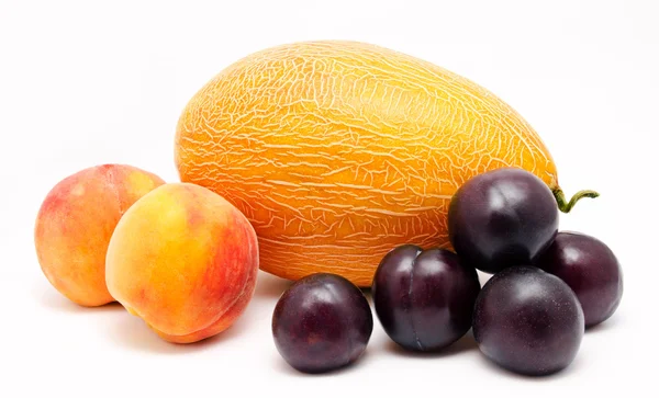 Sortimento de frutas isoladas em um branco — Fotografia de Stock