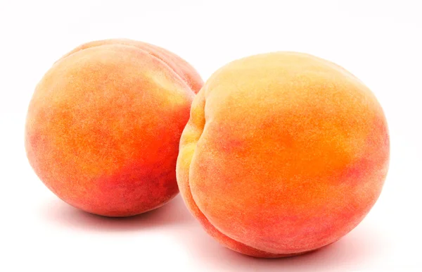 Två mogna persikor isolerad på en vit — Stockfoto