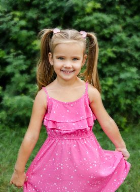 açık tutarak çiçek gülümseyen kız portresi