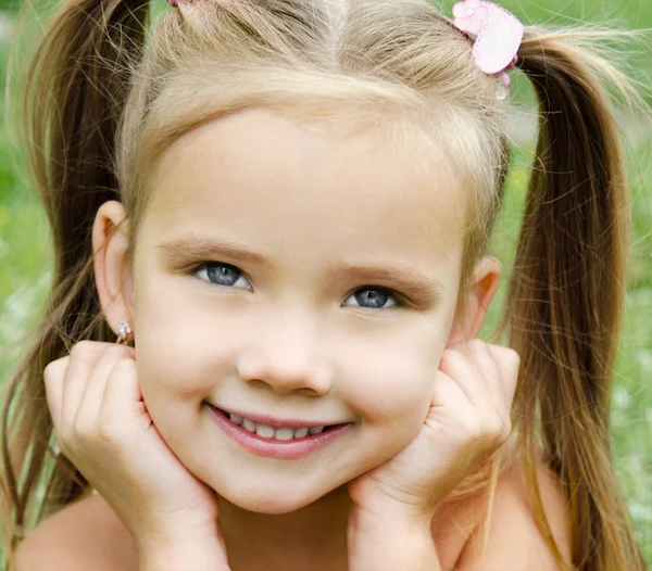 Linda niña sonriente en el prado — Foto de Stock