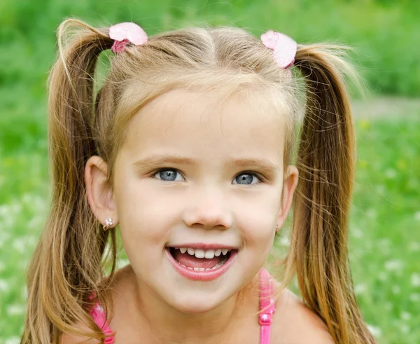 Retrato de niña gritando en un prado —  Fotos de Stock