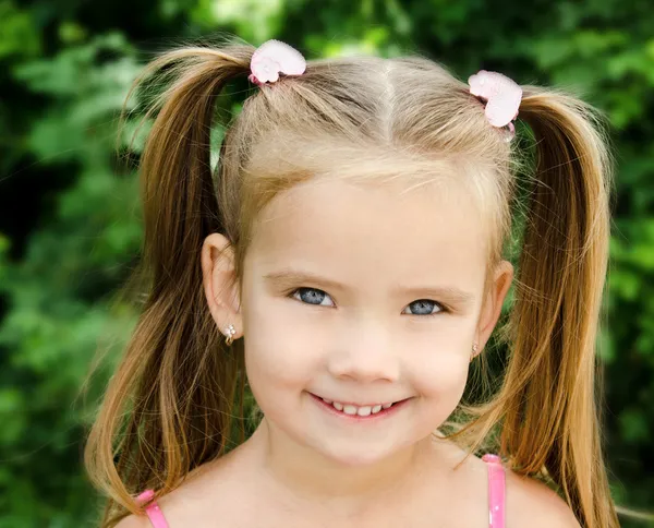 Venkovní portrét usměvavá holčička — Stock fotografie