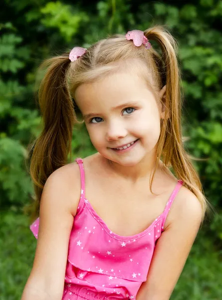 Retrato ao ar livre de menina sorridente — Fotografia de Stock