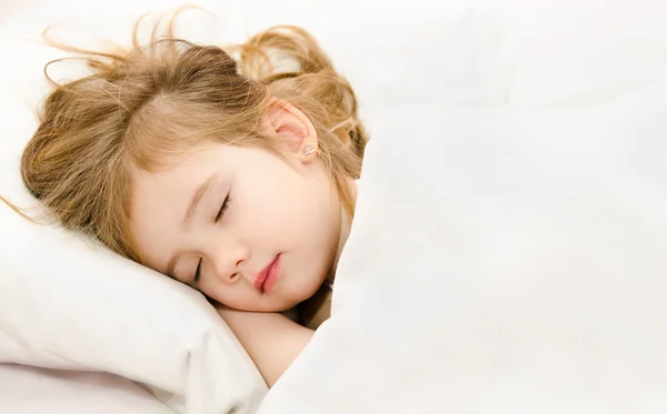 Kleines Mädchen schläft im Bett — Stockfoto