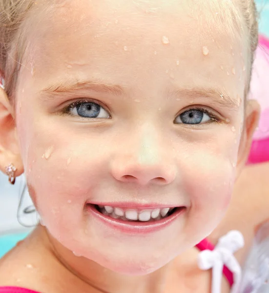 Söt liten flicka i poolen — Stockfoto